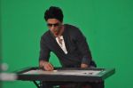 Shahrukh Khan snapped playing carrom at a tv shoot in Mumbai on 24th Sept 2013 (13).JPG